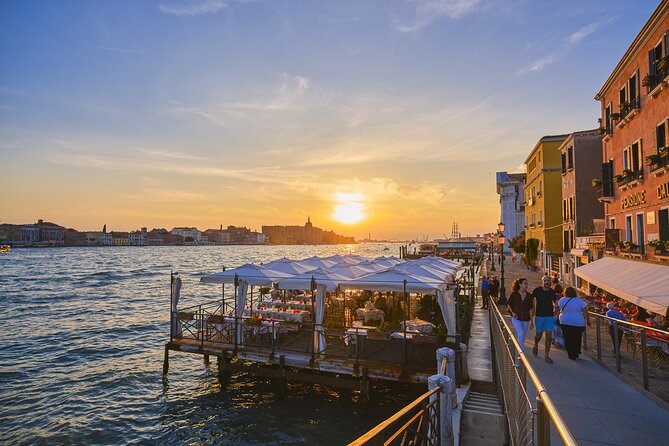 From Florence to Venice: A Day Trip to the Floating City - The glassblowing demonstration