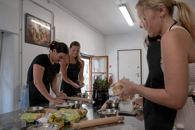 Hands on Deluxe Traditional 4-course dinner with fresh pasta - Sitting down to eat what you prepared