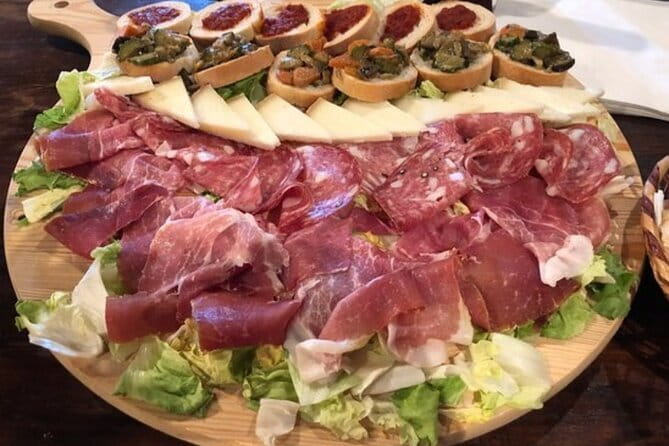 Horseback ride and gourmet cuisine in a historic food shop - The Tuscan lunch is more than a quick meal