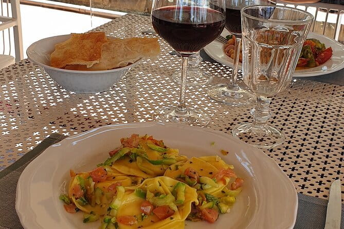 Horseback ride and gourmet cuisine in a historic food shop - A calm ride through vineyards and cypress trees