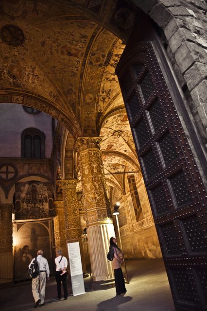 Legends of Florence: Exclusive Walking Tour by night - Along the Uffizi side toward Ponte Vecchio