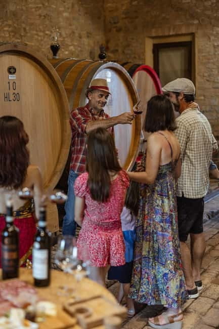 MONTALCINO : Wine Tasting with Tuscan Cold Cuts and Cheese - Walking through the vines before the tasting