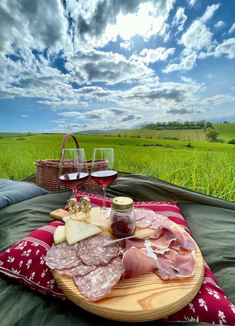 Picnic in the organic vineyards of Brunello - The Tuscan food on the basket