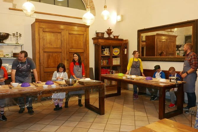 Pizza & Gelato Making Class in Oltrarno with Eating Europe - Making pizza in Florence’s Oltrarno