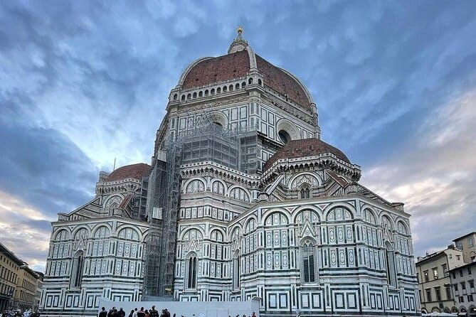 Private Florence Tour by Golf Cart ETukTuk with Audio Guide - The historic center, from Santa Croce to San Lorenzo