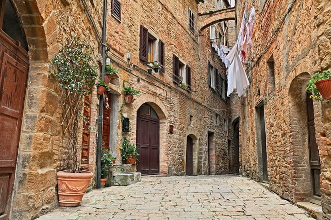 PRIVATE Full-Day Tour of San Gimignano and Volterra - The ride from Florence to San Gimignano