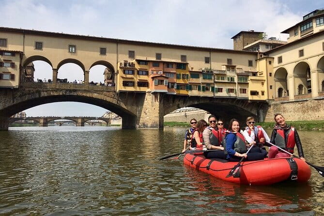 Rafting on the Arno River in Florence under the Arches of Pontevecchio - What the guides add to the outing