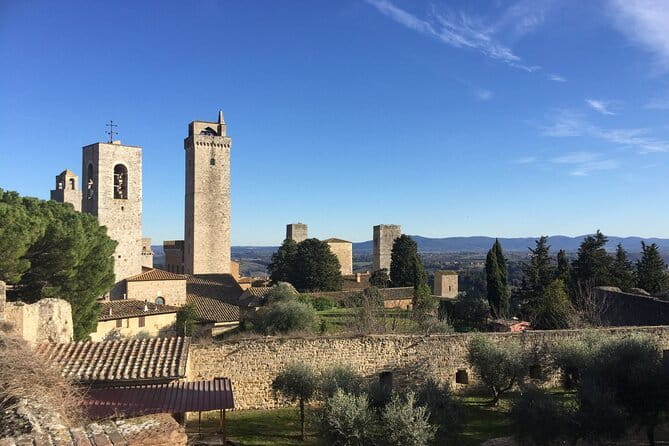 San Gimignano, Saffron and Vernaccia Wine from Florence - Monteriggioni and its ring of walls