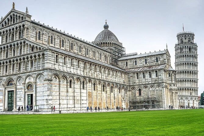 Skip-the-Line Guided Tour of Michelangelo’s David in Florence - Mario’s guide style: lively, personal, and opinionated