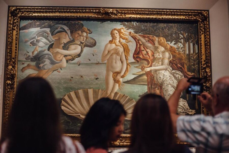 Skip-the-line Uffizi Gallery Reserved Entrance Tickets - Finding the assistant at Piazzale degli Uffizi