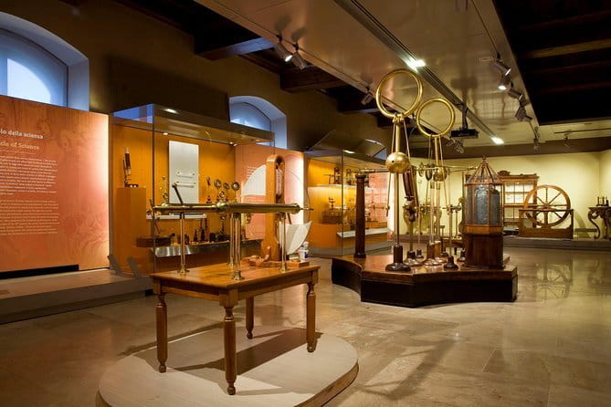 Small-group Guided tour of Galileo's Museum - Entering the Museo Galileo on Piazza dei Giudici