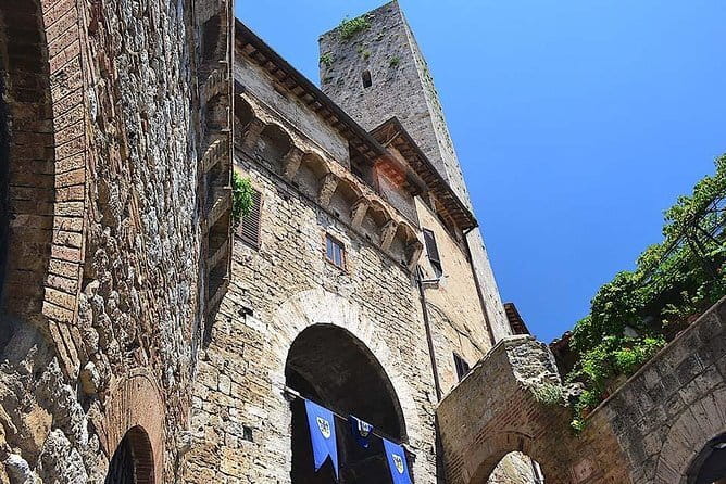 Small-Group Vernaccia di San Gimignano Wine Tour - White and Red Wines - Why the red-and-white wine pairing works