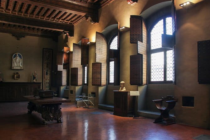 The Florentine House of the 14th Century: 1 hour tour in the Renaissance life - Entering a Florentine house instead of another grand palace