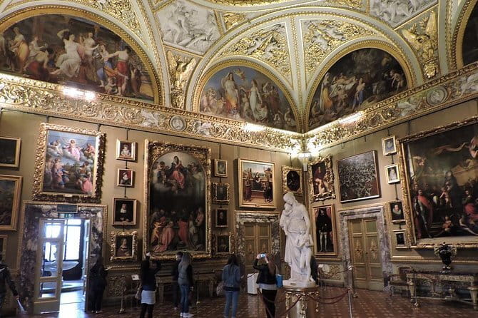 The Pitti Palace private tour: Splendours of the Royal Residence - Walking from the Ponte Vecchio to the royal residence