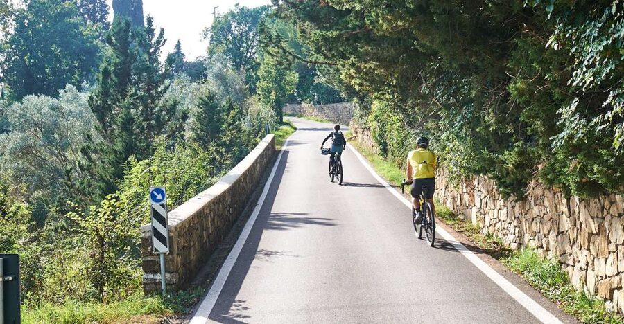 Tuscany Hills Bike Tour with Lunch at farm and Wine Tasting - What kind of bike tour is this?