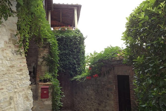 Villages of Chianti with lunch and tasting in Open Top Van - Montefioralle and its original walls