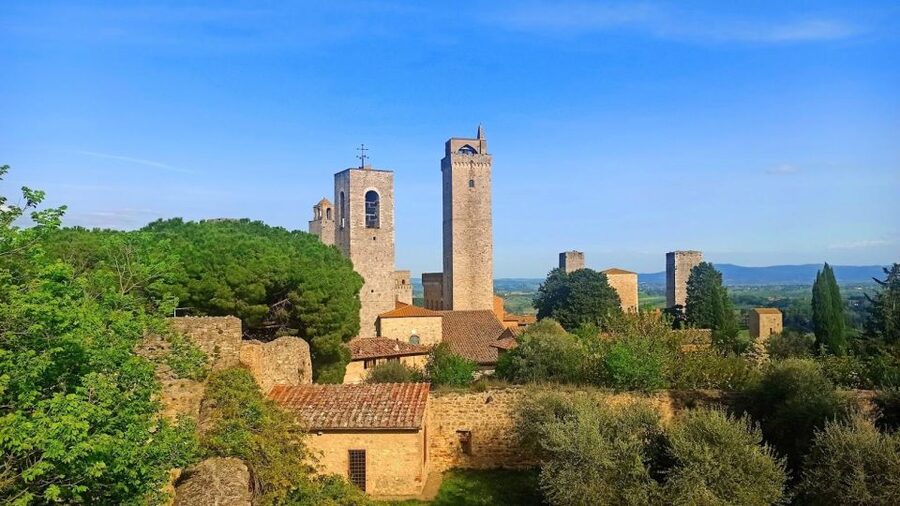 Visit Siena and San Gimignano with lunch at a family farm - San Gimignano and its medieval towers
