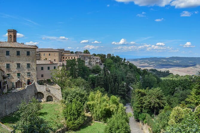 Volterra and San Gimignano: a taste of medieval Tuscany! - Starting at 8:30 from Florence, Pisa, or Livorno
