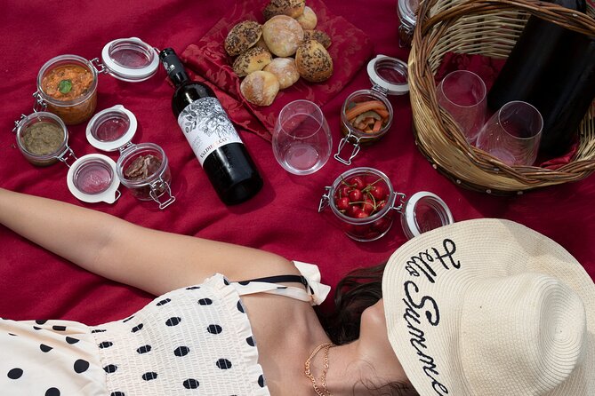 Winery Tour & picnic in the vineyard with a bottle of wine - A Tuscan picnic with local food